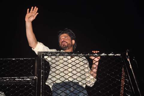 Shah Rukh Khan Celebrates His 50th Birthday With Fans outside Mannat