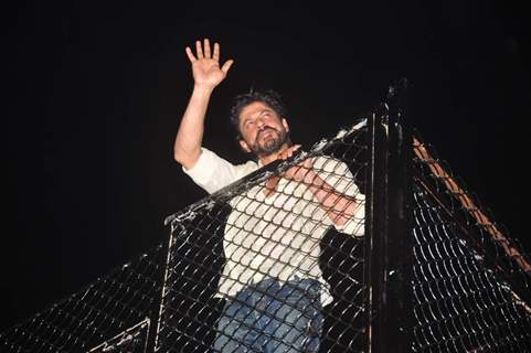 Shah Rukh Khan Celebrates His 50th Birthday With Fans outside Mannat