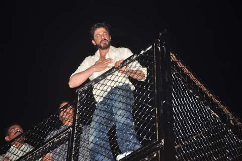 Shah Rukh Khan Thanks his Fans Outside Mannat on 50th Birthday