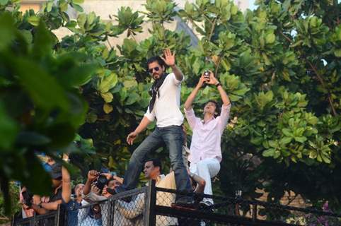 Shah Rukh Khan Outside Mannat to Meet Fans on 50th Birthday