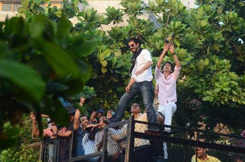 Shah Rukh Khan Outside Mannat to Meet Fans on 50th Birthday