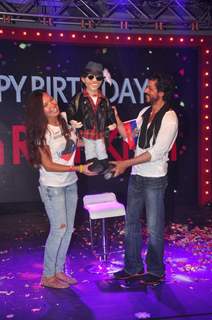 Shah Rukh Khan Celebrates His 50th Birthday with Fans