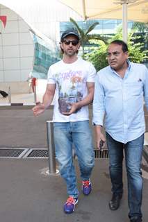 Hrithik Roshan Snapped at Airport