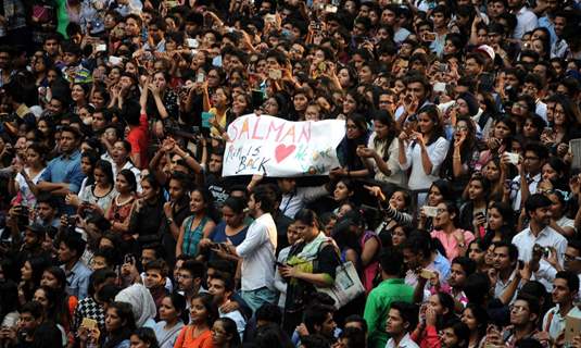 Crowd Gathered During Promotions of Prem Ratan Dhan Payo at Noida