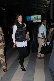 Sonam Kapoor Snapped at Airport