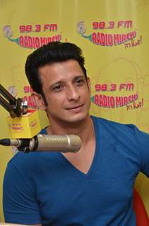 Sharman Joshi Goes Live at Radio Mirchi for Promotions of Hate Story 3