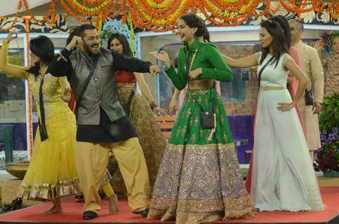 Salman and Sonam Shakes a Leg with Girls of Bigg Boss 9 House