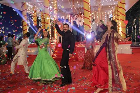 Sonam Kapoor and Salman Khan Shakes a Leg with Swara during Promotions of PRDP on of Sets