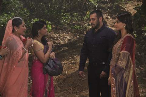 Sonam and Salman for Promotions of PRDP on Sets Sasural Simar Ka and Swaragini