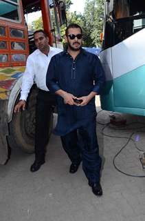Salman Khan at Diwali Celebration of PRDP Team with 'Dharavi Rocks' Band
