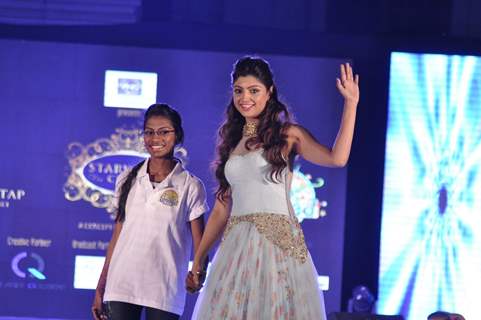 Akanksha Puri at Manali Jagtap's Fashion Show