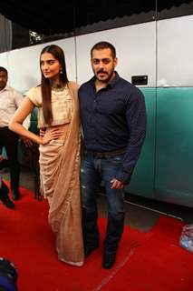 Sonam Kapoor and Salman Khan at Press Meet of Prem Ratan Dhan Payo