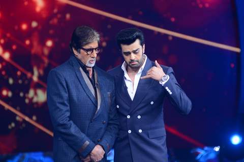 Manish Paul and Amitabh Bachchan on Aaj Ki Raat Hai Zindagi Show