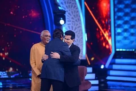 Amitabh Bachchan Greets Jeetendra on Aaj Ki Raat Hai Zindagi Show