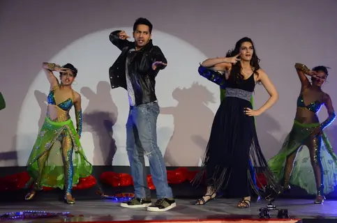 Varun Dhawan and Kriti Sanon performed to SRK-Kajol songs at Song Launch of 'Dilwale'