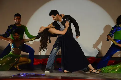 Varun Dhawan and Kriti Sanon performed to SRK-Kajol songs at Song Launch of 'Dilwale'