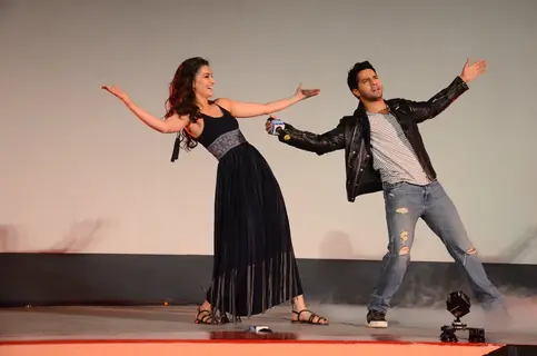 Varun Dhawan and Kriti Sanon enacting SRK's signature pose at Song Launch of 'Dilwale'