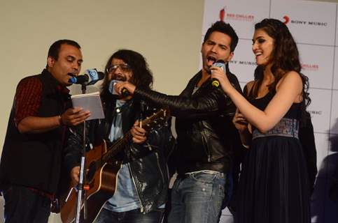 Pritam, Kriti Sanon and Varun Dhawan singing few lines from &quot;Premika&quot; at Song Launch of 'Dilwale'