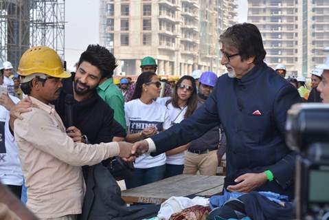 Big B Donates Clothes to workers at construction site!