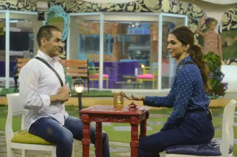 Aman Verma Tries to Woo Deepika in a Task During Promotions of Tamasha on Bigg Boss 9 (Nau)