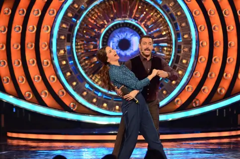 Salman Shakes a Leg with Deepika on Matargashti During Promotions of Tamasha on Bigg Boss 9 (Nau)