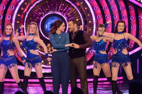 Salman and Deepika Dances on Matargashti During Promotions of Tamasha on Bigg Boss 9 (Nau)