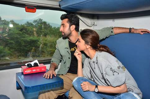 Ranbir Kapoor and Deepika Padukone Enjoys Train Journey to Delhi