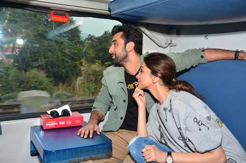 Deepika Padukone and Ranbir Kapoor Travels by Train to Delhi