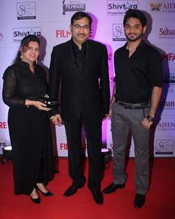 Sudesh Bhosale with his Son and Wife at Filmfare Awards - Marathi 2015