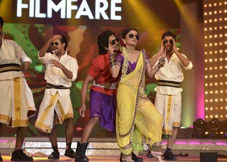 Manasi Naik Performs at Filmfare Awards - Marathi 2015