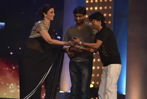 Ajay-Atul Receives Award from Tabu at Filmfare Awards - Marathi 2015