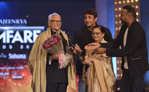 Ramesh Deo Receives Lifetime Achievement Award  at Filmfare Awards - Marathi 2015