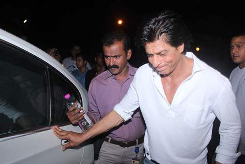 SRK Snapped at Olive Bar