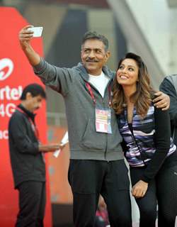 Prakash Jha and Bipasha Basu Clicks a Selfie at Airtel Marathon in Delhi