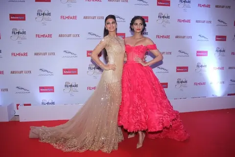Jacqueline Fernandes and Sonam Kapoor at Filmfare Glamour and Style Awards
