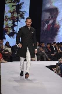 Saif Ali Khan Walks for Raghavendra Rathore