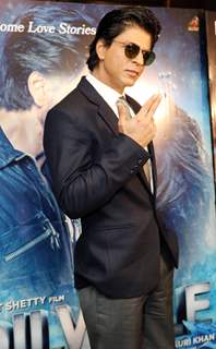 SRK posing at Press Meet of 'Dilwale' in London