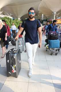 Karan Kundra Snapped at Airport