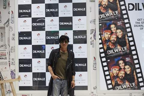 Shah Rukh Khan at Promotions of Dilwale at 'Mumbai Duty Free T2'