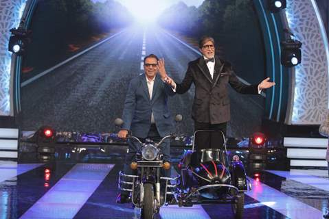 Dharmendra and Amitabh Bachchan on Aaj Ki Raat Hai Zindagi Show