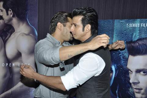 Sharman Greets Karan Singh Grover at Success Bash of 'Hate Story 3'