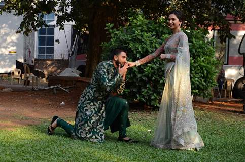 Ranveer kisses Deepika's hand at Promotions of 'Bajirao Mastani' on 'Swaragini'