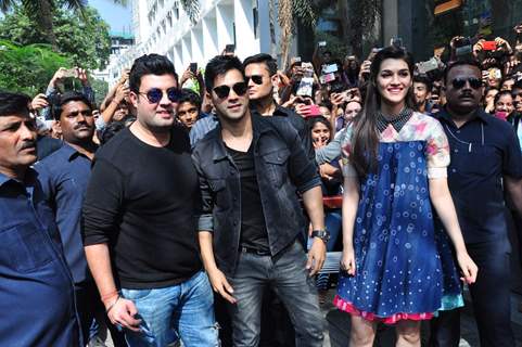 Varun Sharma, Varun Dhawan and Kriti Sanon at Promotions of 'Dilwale' at Mithibai College