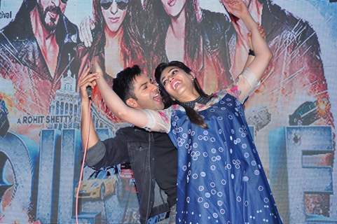 Varun Dhawan and Kriti Sanon performing at Promotions of 'Dilwale' at Mithibai College