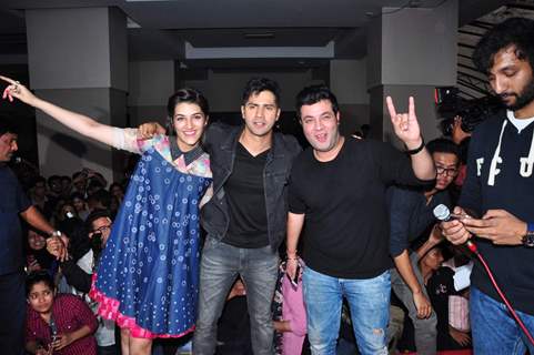 Varun Dhawan, Varun Sharma and Kriti Sanon at Promotions of 'Dilwale' at Mithibai College