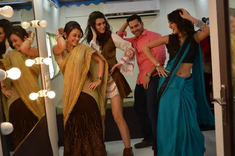 Varun - Kriti Shakes a Leg with Gopi and Meera of Saath Nibhana Saathiya During Promotions
