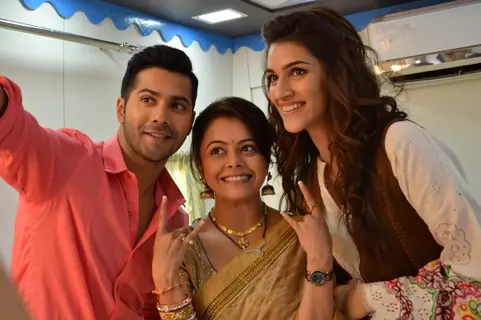 Varun - Kriti Sanon Clicks Selfie with Gopi of Saath Nibhana Saathiya During Promotions