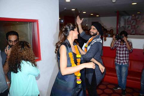 Deepika and Ranveer Dacnces on the Beats at Promotions of Bajirao Mastani at Red FM