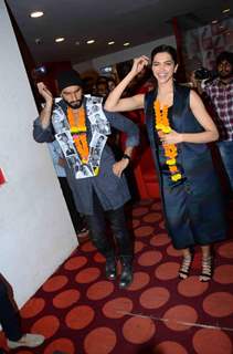 Ranveer copies Deepika's Dance moves during Promotions of Bajirao Mastani at Red FM