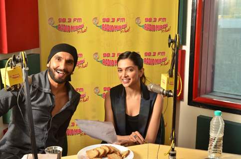 Ranveer and Deepilka Goes Live to Promote Bajirao Mastani at Radio Mirchi